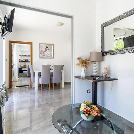 Apartmán Amazing In Mokosica With Wifi *